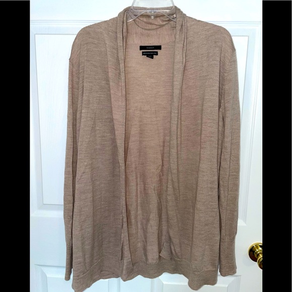 Tahari Sweaters - Tahari- Tan lightweight sweater 

Extra fine Marino wool
Size 1x
Tan
Gen…
